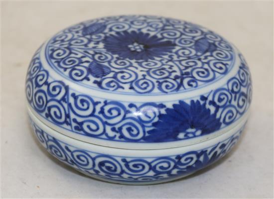 A Chinese blue and white circular box and cover, Kangxi period, diameter 10.2cm